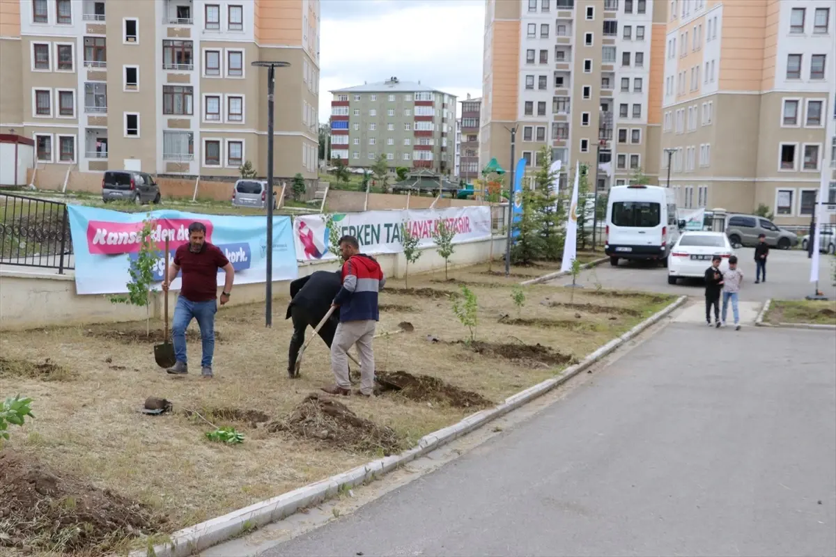 Erzurum\'da sağlık çalışanları fidanları toprakla buluşturdu