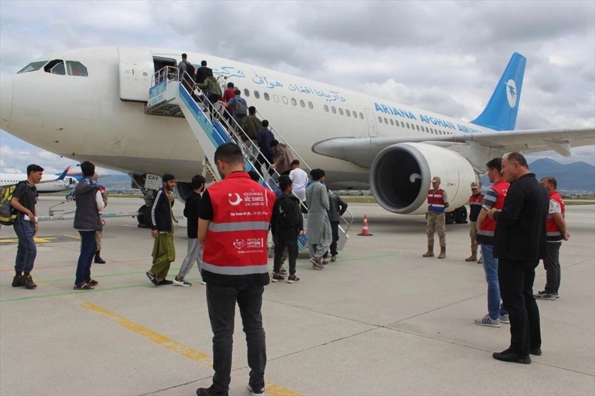 229 Afganistan uyruklu düzensiz göçmen ülkelerine gönderildi