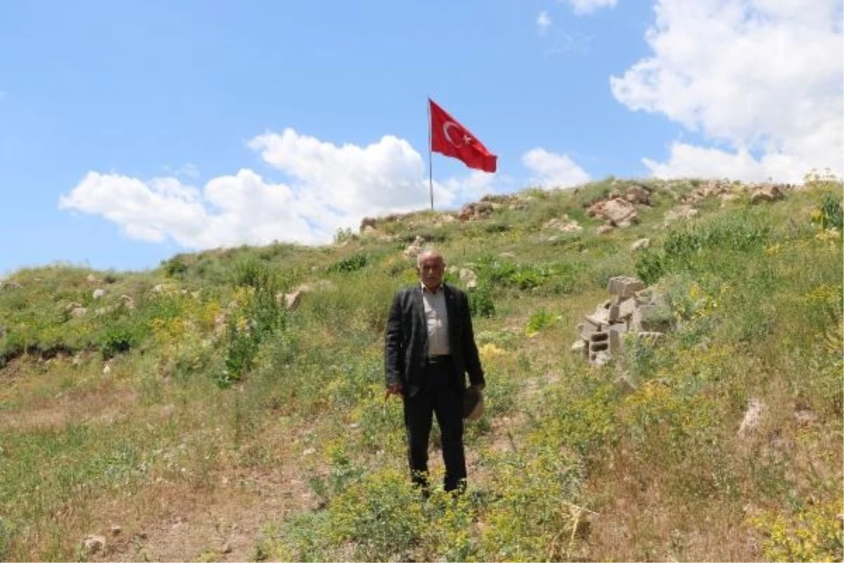 85 yaşındaki adam, 39 yıldır tek başına Türk bayrağı nöbeti tutuyor