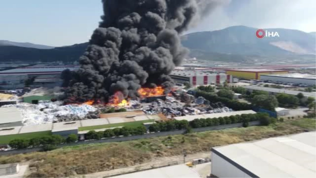 Manisa\'da Geri Dönüşüm Fabrikasında Çıkan Yangın İdari Binaya da Sıçradı