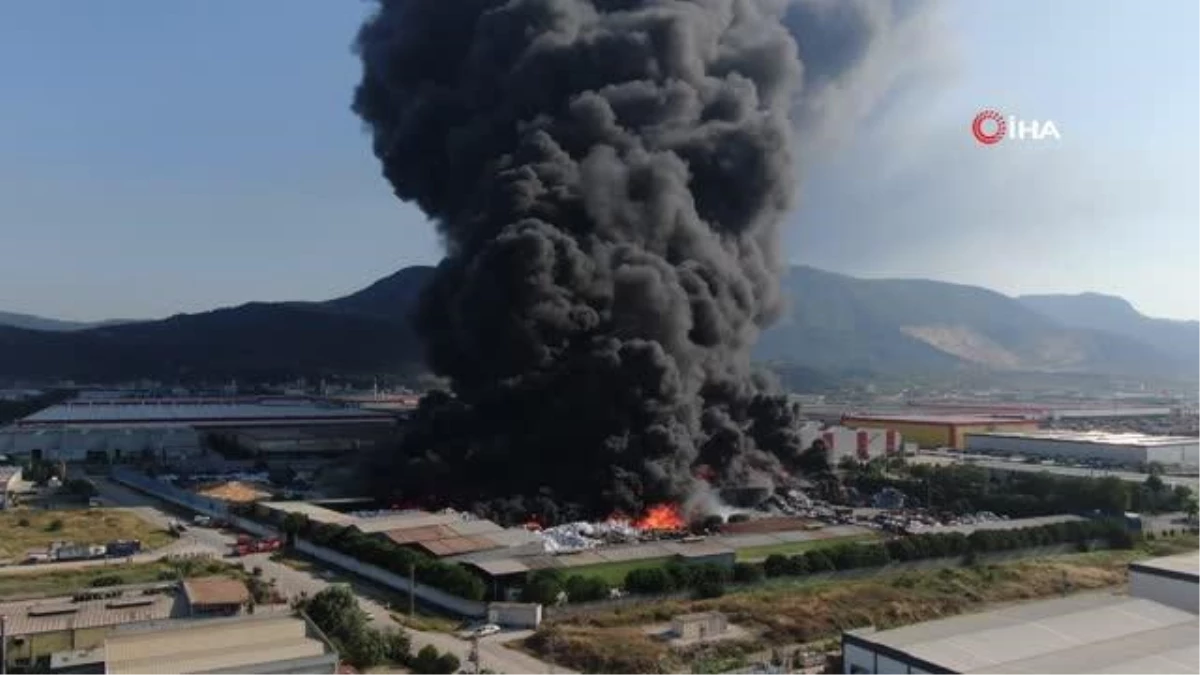 Manisa\'da Geri Dönüşüm Fabrikasında Çıkan Yangın İdari Binaya da Sıçradı