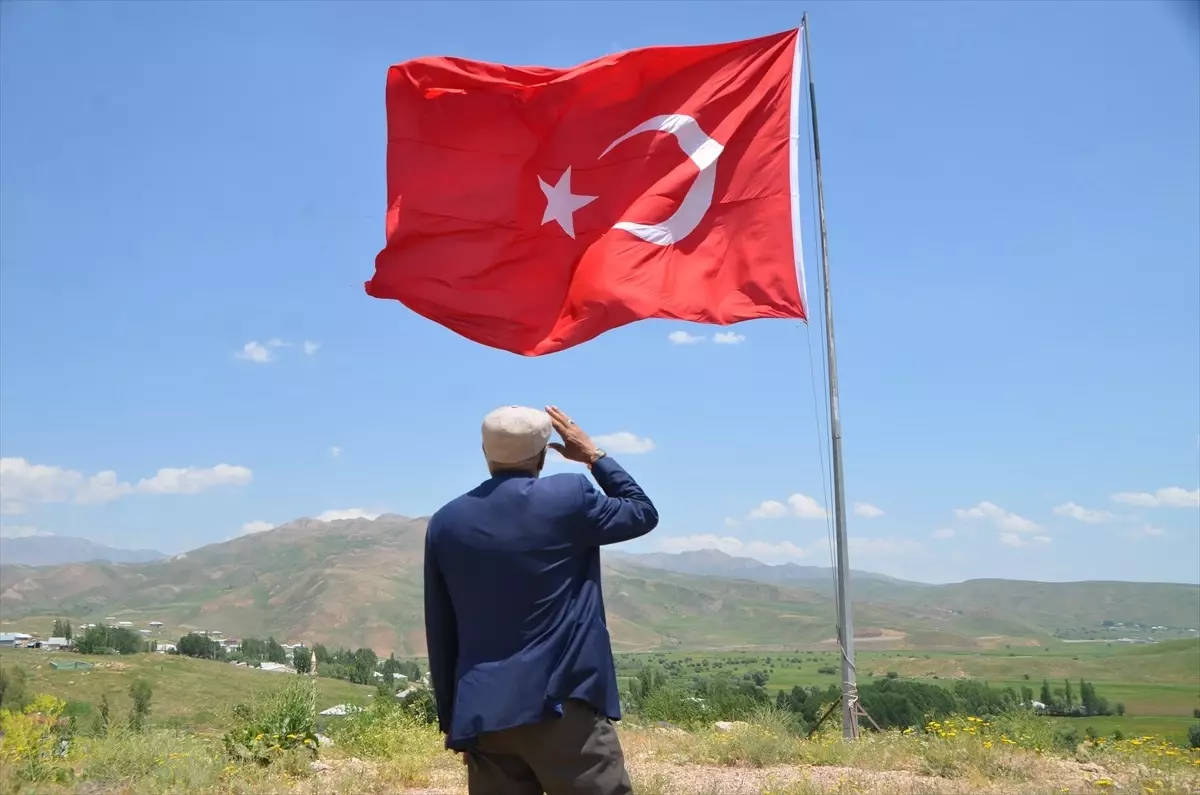 Hakkari\'de 39 yıldır Türk bayrağı dalgalandırılıyor