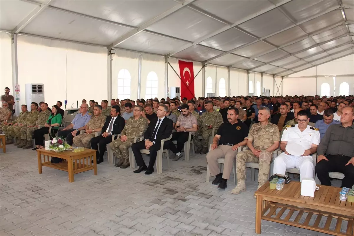 Depremzede Polis ve Askerlere Başarı Belgesi Verildi