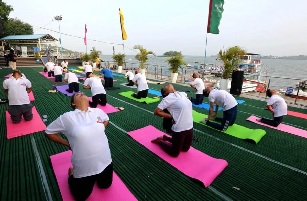 Hindistan ve Pakistan\'da Uluslararası Yoga Günü Kutlandı
