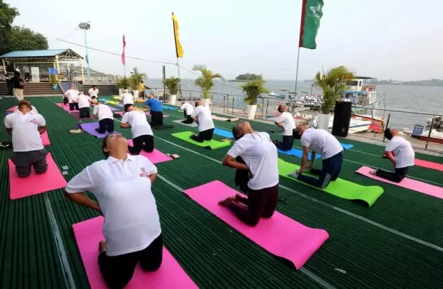 Hindistan ve Pakistan'da Uluslararası Yoga Günü Kutlandı