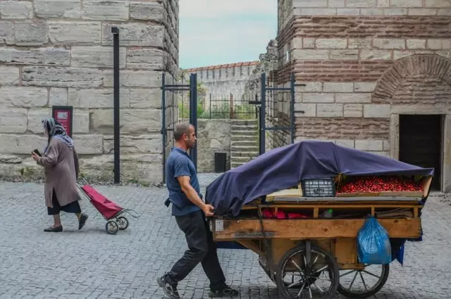 İstanbul'da 1.600 Yıllık Surların Restorasyonuyla Komşu Mahalleler Yeni Bir Çehre Kazandı İstanbul'da 1.600 Yıllık Surların Restorasyonuyla Komşu Mahalleler Yeni Bir Çehre Kazandı