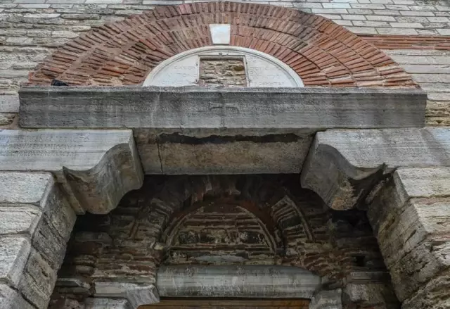 İstanbul'da 1.600 Yıllık Surların Restorasyonuyla Komşu Mahalleler Yeni Bir Çehre Kazandı İstanbul'da 1.600 Yıllık Surların Restorasyonuyla Komşu Mahalleler Yeni Bir Çehre Kazandı