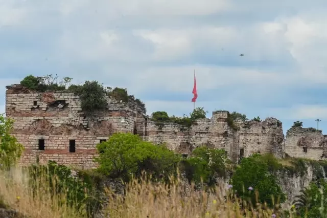 İstanbul'da 1.600 Yıllık Surların Restorasyonuyla Komşu Mahalleler Yeni Bir Çehre Kazandı İstanbul'da 1.600 Yıllık Surların Restorasyonuyla Komşu Mahalleler Yeni Bir Çehre Kazandı