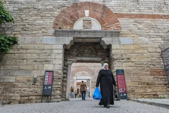 İstanbul'da 1.600 Yıllık Surların Restorasyonuyla Komşu Mahalleler Yeni Bir Çehre Kazandı İstanbul'da 1.600 Yıllık Surların Restorasyonuyla Komşu Mahalleler Yeni Bir Çehre Kazandı