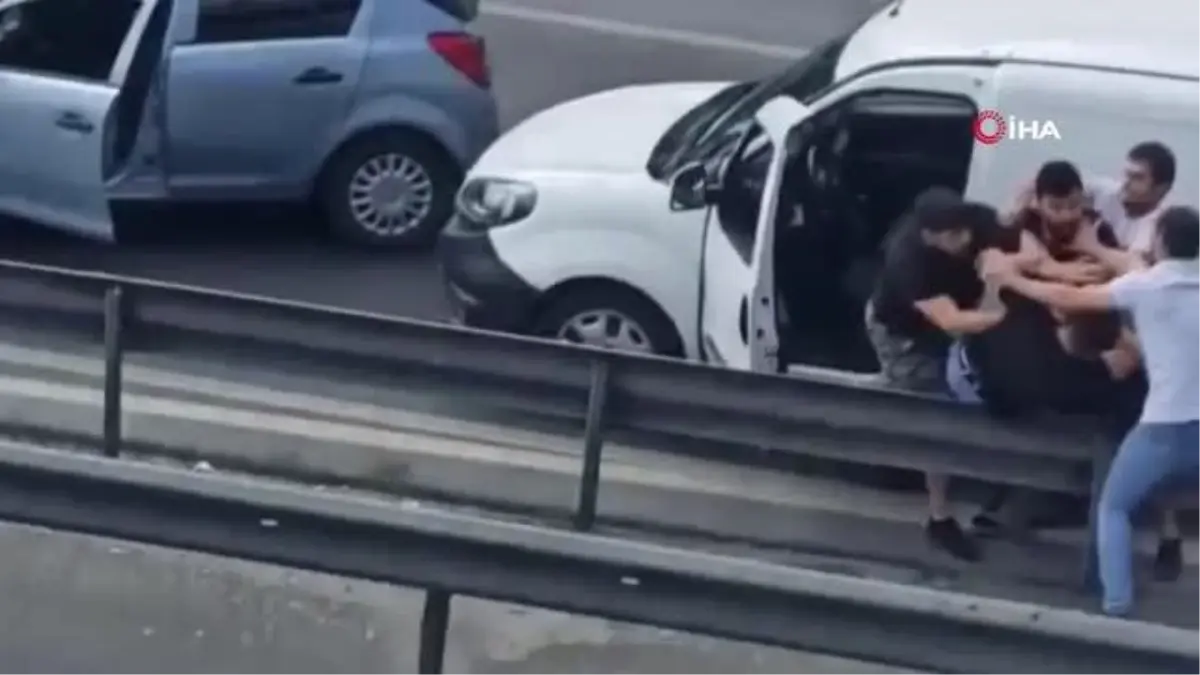 İstanbul\'da Trafik Kavgaları Kamerada: Yumruk Darbelerine Dayanamadı, Bariyeri Aşıp Yere Düştü