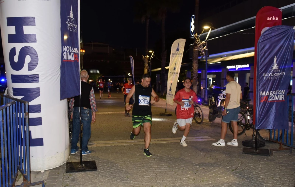 İzmir\'de En Kısa Gece Eğlence Koşusu düzenlendi