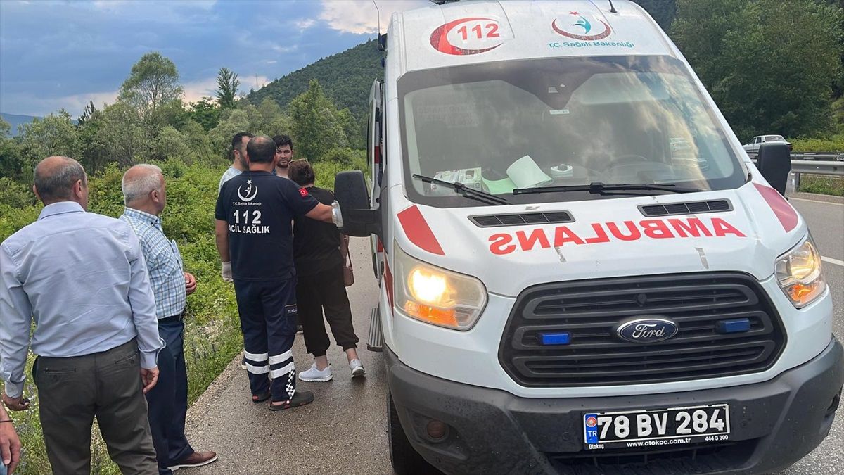 Karabük\'te Yol Kenarına Devrilen Otomobilde 3 Kişi Yaralandı