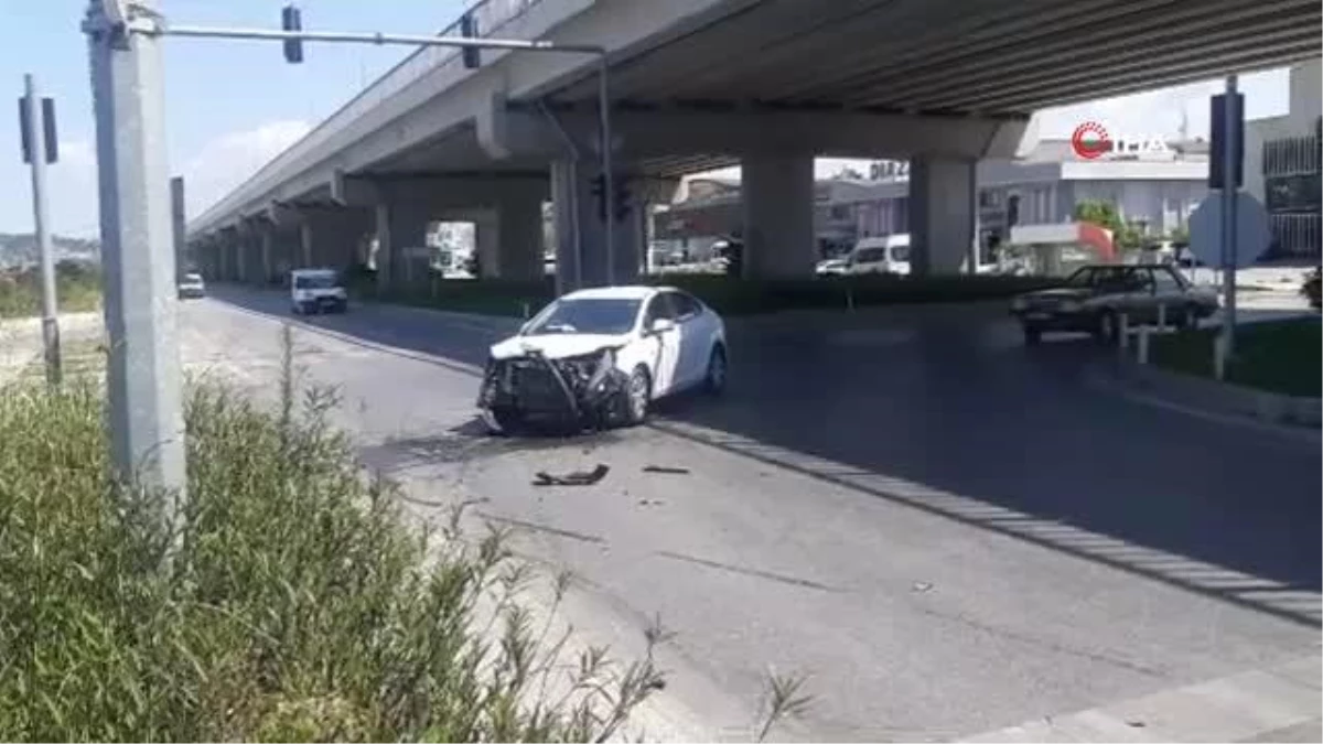 Manavgat\'ta 3 aracın karıştığı kaza kamerada
