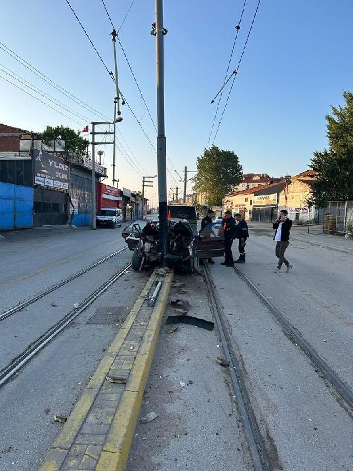 Eskişehir\'de Otomobil Tramvay Yolundaki Kataner Direğine Çarptı: 1 Yaralı