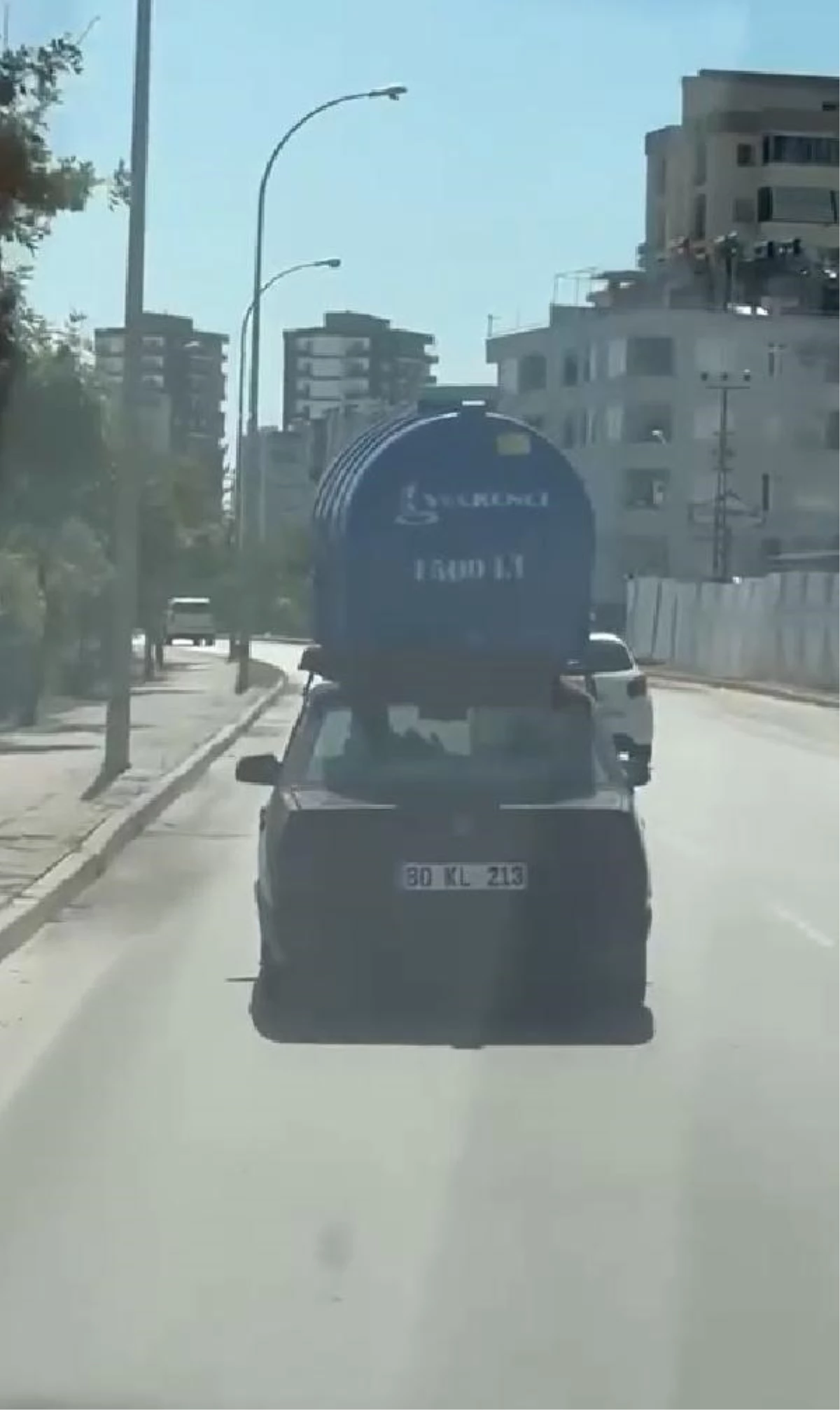 Sürücü, Otomobilin Tavanında 1500 Litrelik Su Tankı Taşıdı