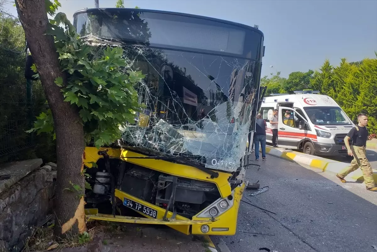 Pendik\'te İETT otobüsü ile otomobil çarpıştı: 4 yaralı