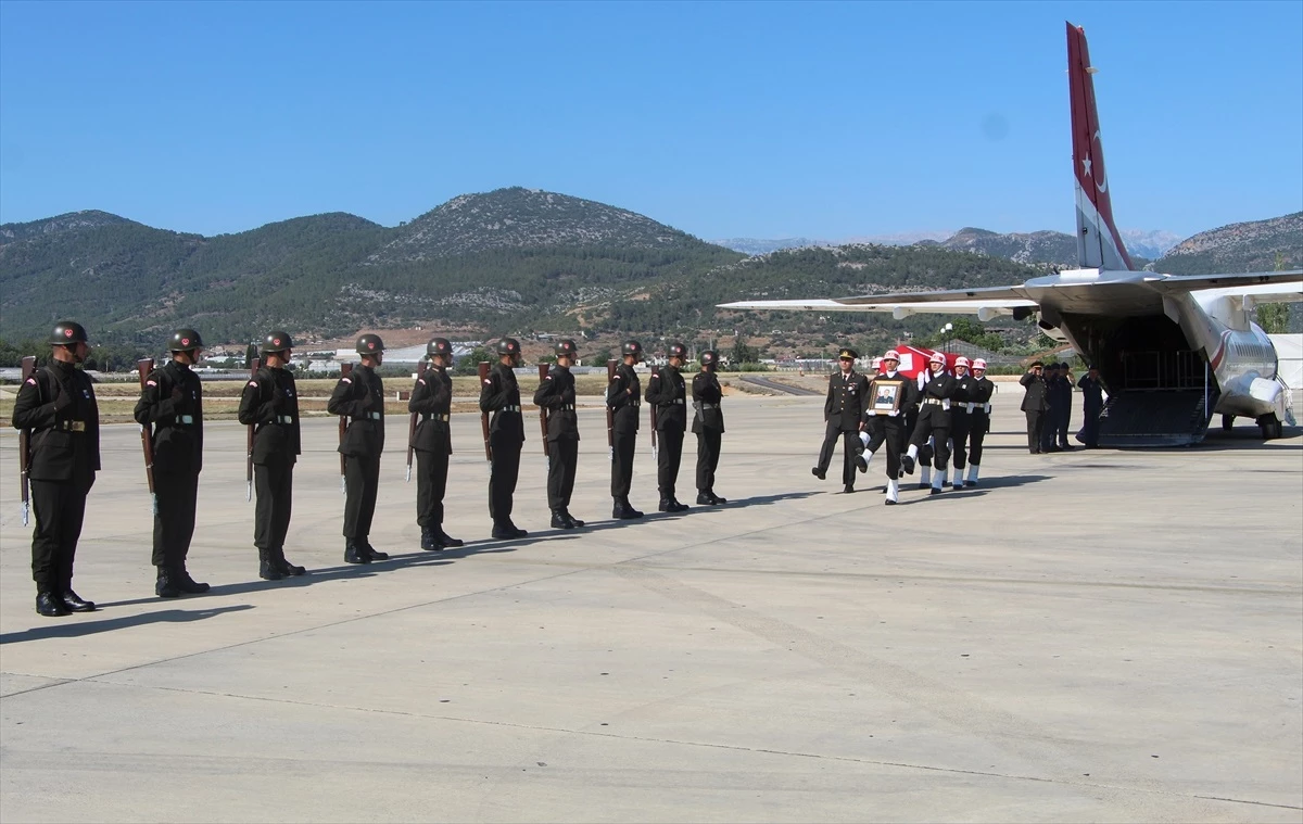 Pençe Operasyonu\'nda şehit olan askerin cenazesi Antalya\'ya getirildi
