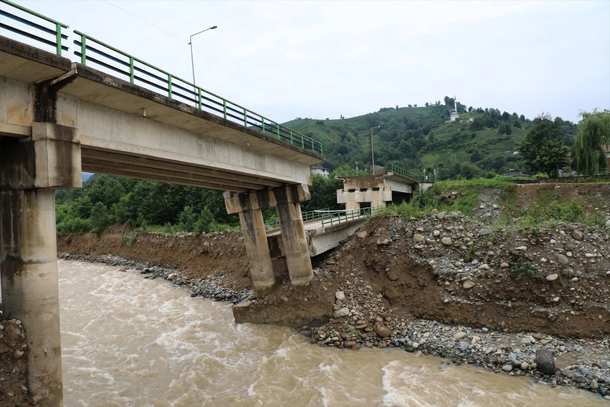 Rize\'de köprü çöktü, iki köy arasındaki ulaşım kapandı