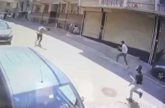 Sokakta yürüyen kadına laf atan gence müdahale eden esnaf canından oldu Sokakta yürüyen kadına laf atan gence müdahale eden esnaf canından oldu