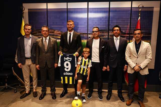 Son Dakika: Fenerbahçe, dünyaca ünlü golcü Edin Dzeko ile 2 yıllık sözleşme imzaladı