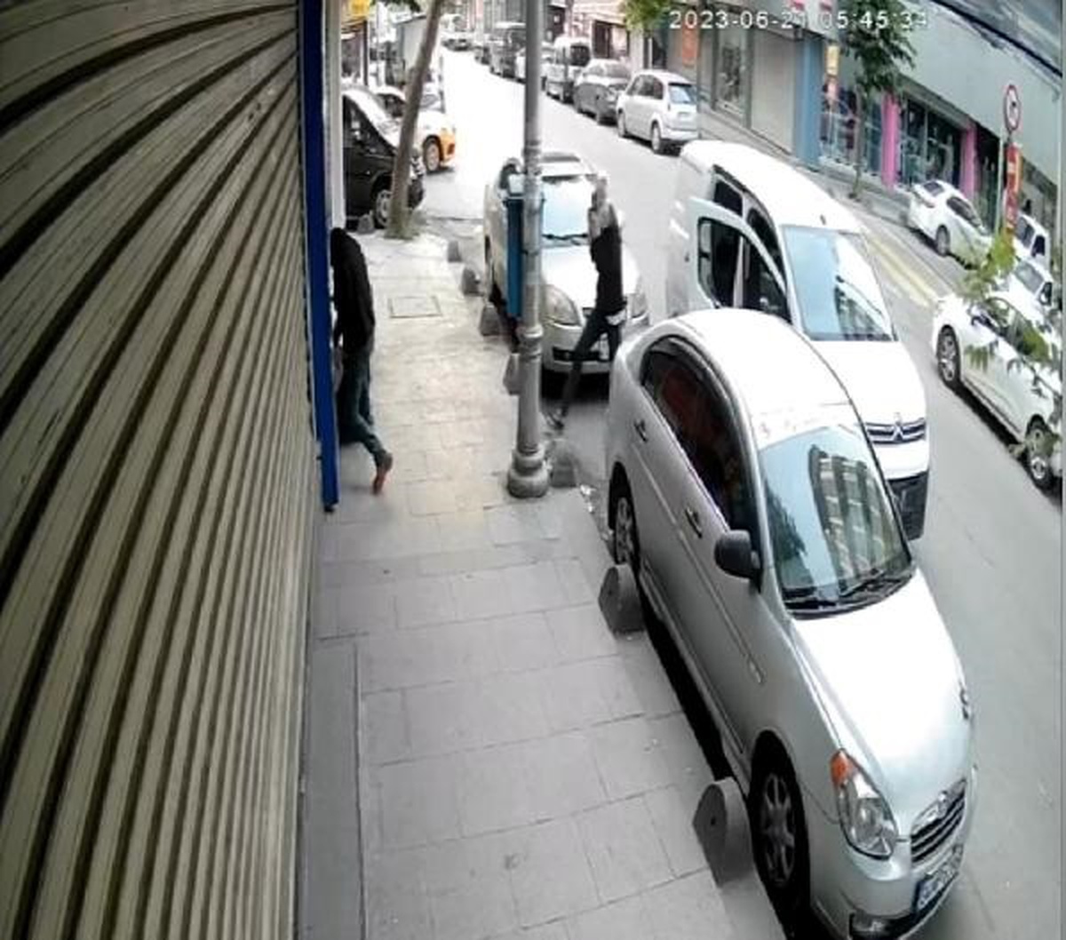 Sultangazi\'de İş Yerlerinin Kepenklerini Kırmaya Çalışan Şüpheliler Kaçtı