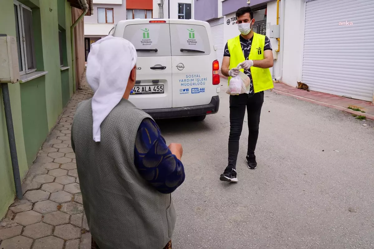 Tepebaşı Belediyesi, ihtiyaç sahibi vatandaşlara sıcak yemek hizmeti sunuyor