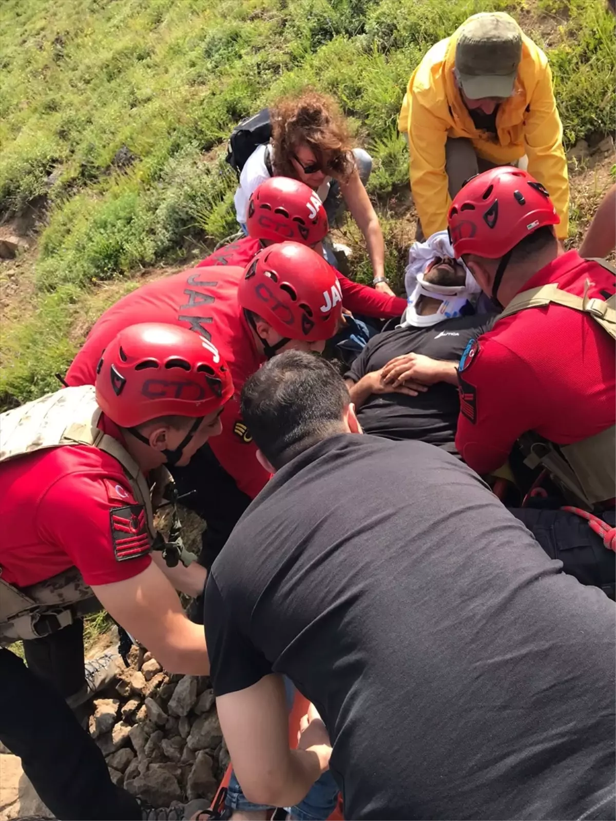 Tunceli\'de kayalıktan düşen vatandaş askeri helikopterle hastaneye kaldırıldı