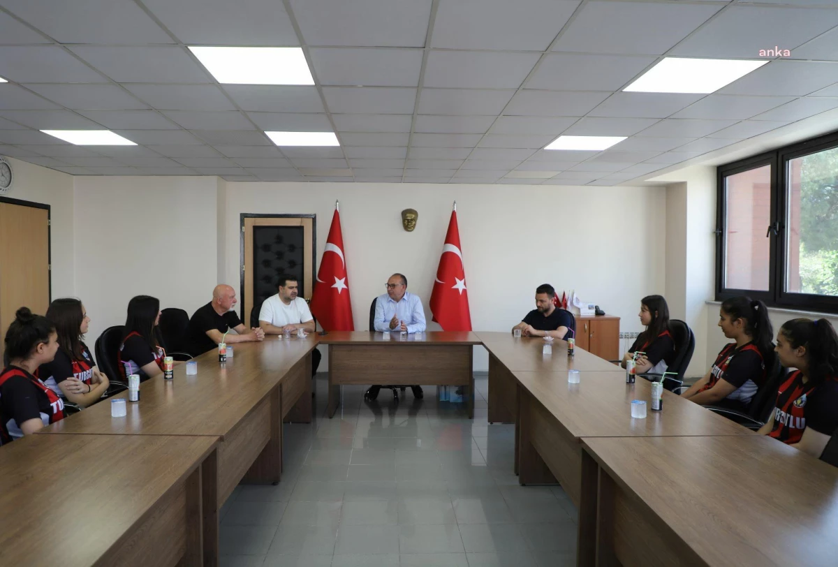 Turgutlu Belediye Başkanı Çetin Akın, U15 Kadın Hentbol Takımı oyuncularıyla bir araya geldi