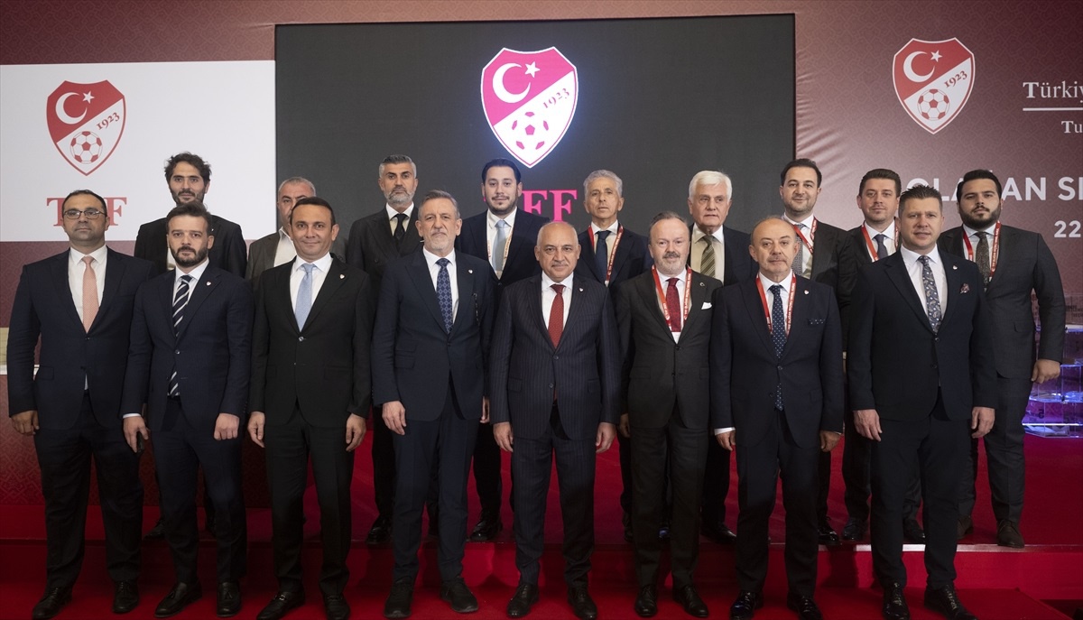 Türkiye Futbol Federasyonu Olağan Seçimli Genel Kuruluna tek aday olarak giren Mehmet Büyükekşi, 169 delegenin oyunu alarak yeniden başkanlığa...