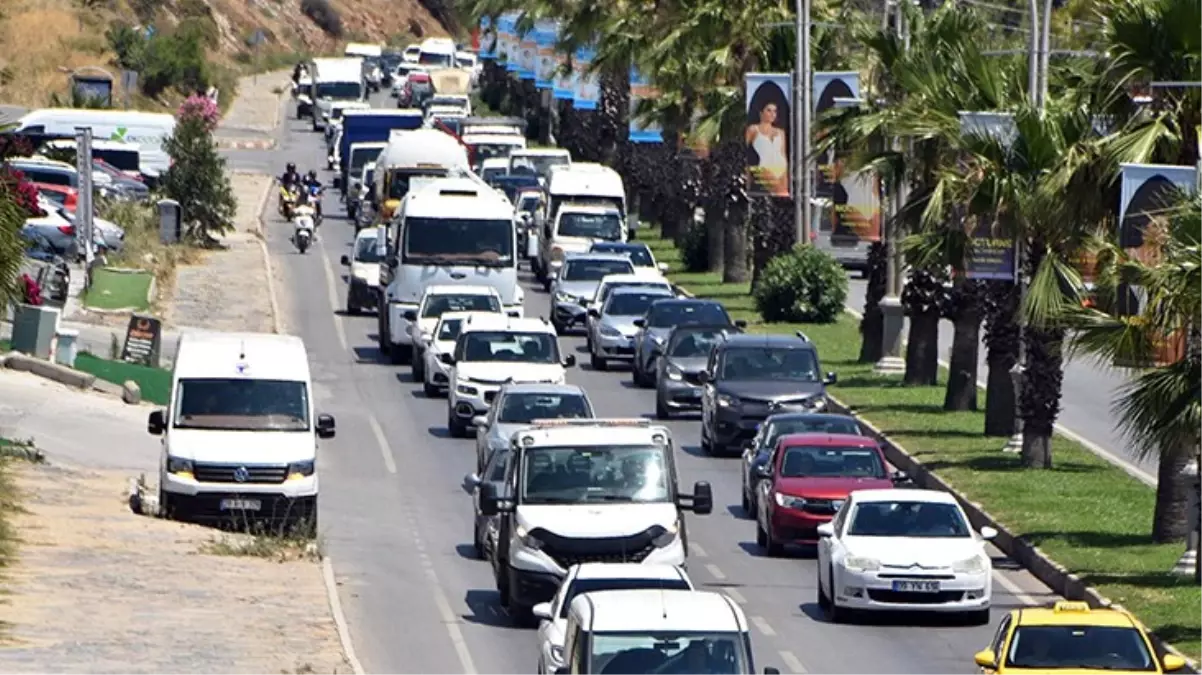 Bodrum\'a 1 günde 25 bin araç girişi yapıldı! 5 dakikalık yol 45 dakikaya çıktı