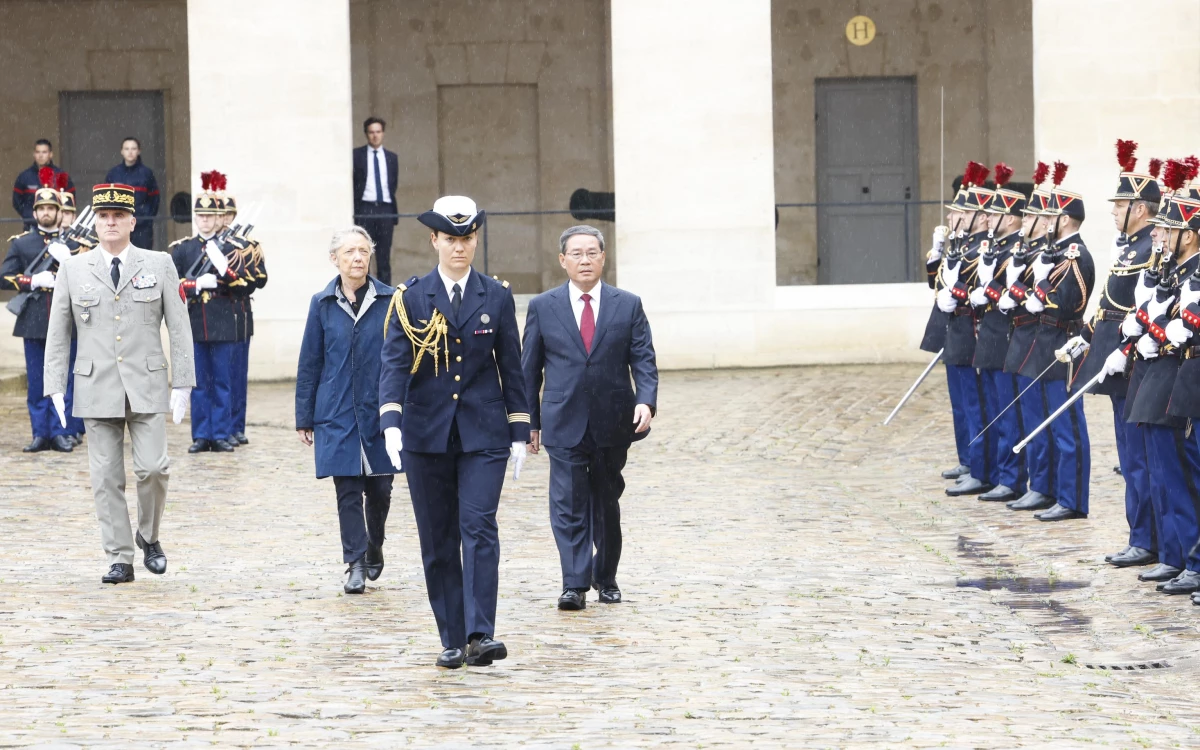 Çin Başbakanı Li Qiang, Fransa Başbakanı Elisabeth Borne ile Les Invalides Anıt Alanında Fransız Cumhuriyet Muhafızları\'nı Denetledi