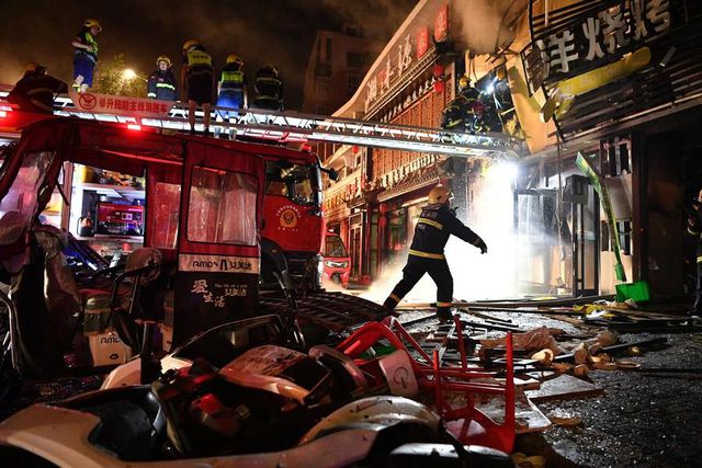 Çin'de Barbekü Restoranındaki Patlamada Hayatını Kaybedenler İçin Yas Tutuluyor Çin'de Barbekü Restoranındaki Patlamada Hayatını Kaybedenler İçin Yas Tutuluyor