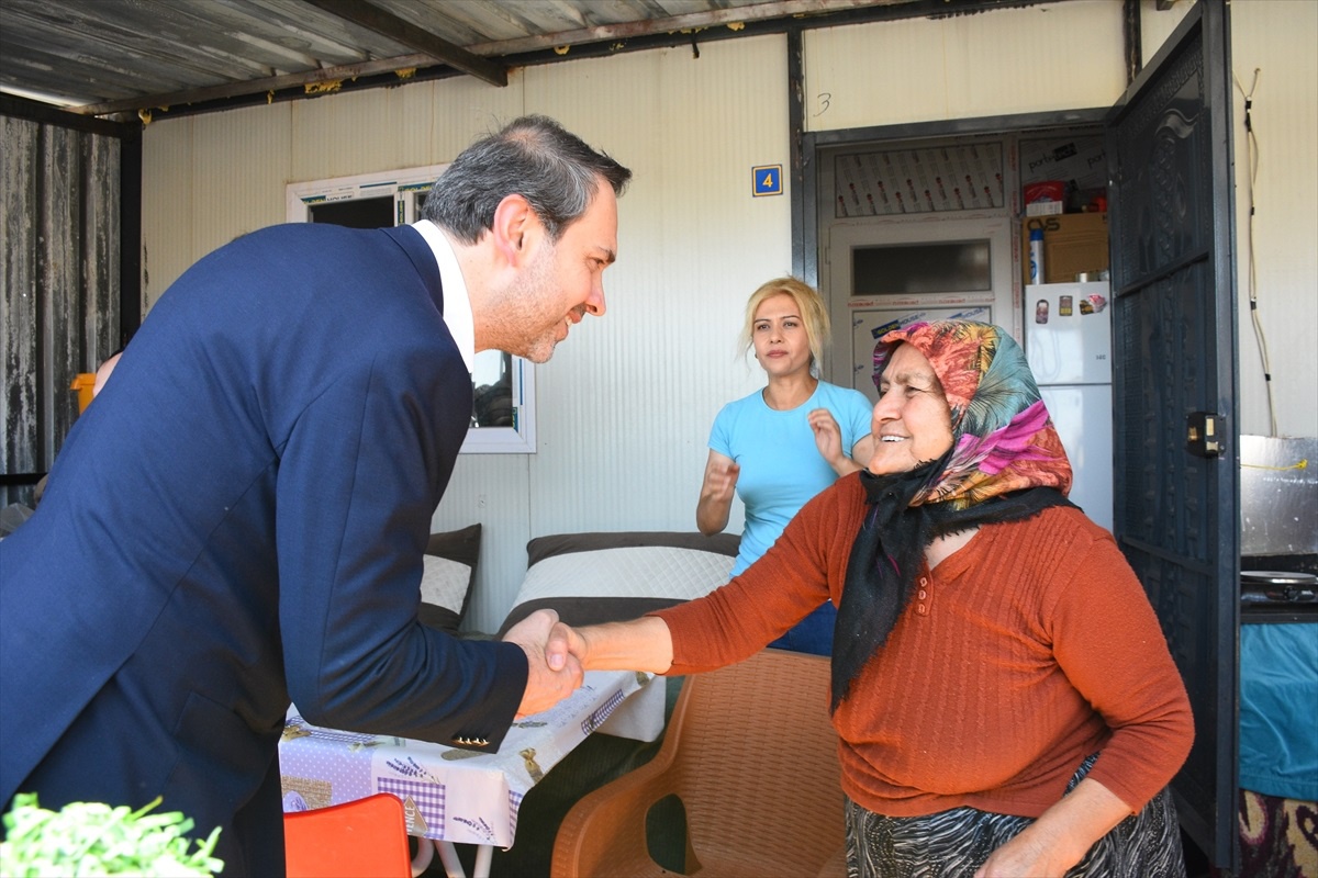 Bakan Bayraktar, Hatay\'da depremzedelerle buluştu