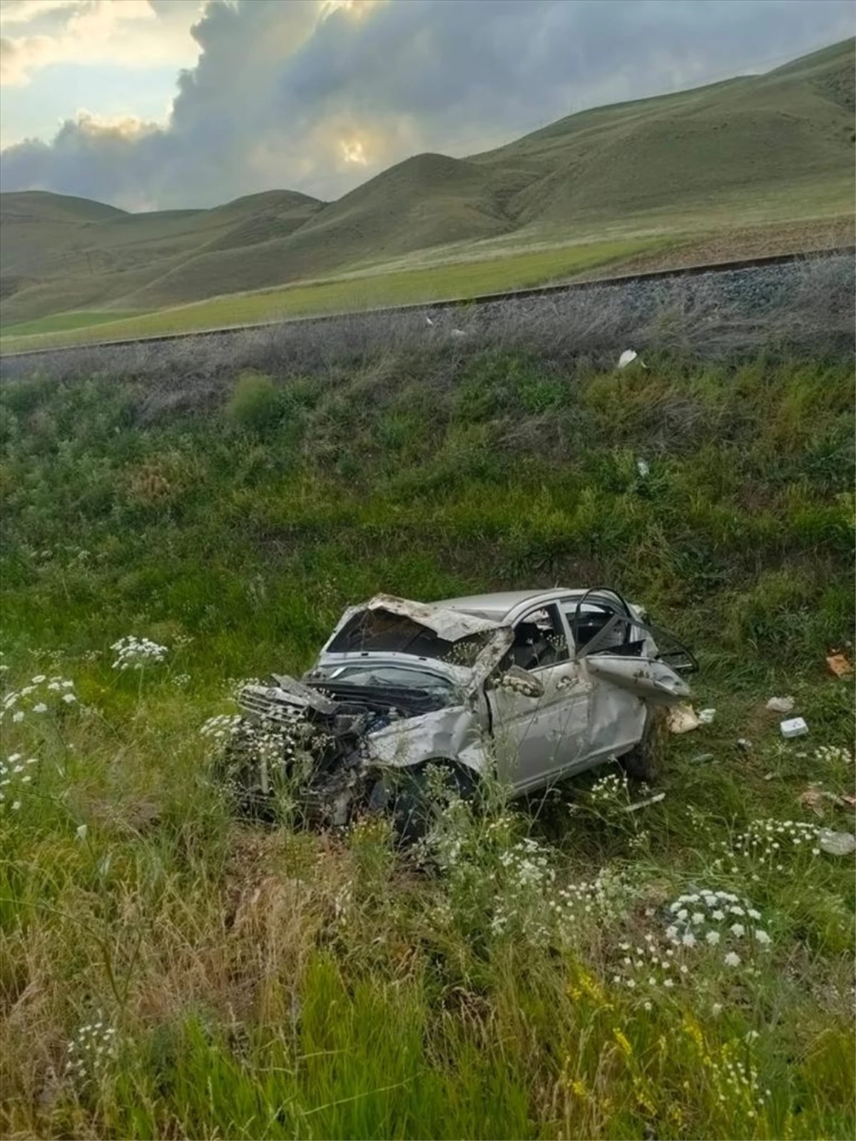 Erzurum\'un Horasan ilçesinde otomobil şarampole devrildi: 1 yaralı
