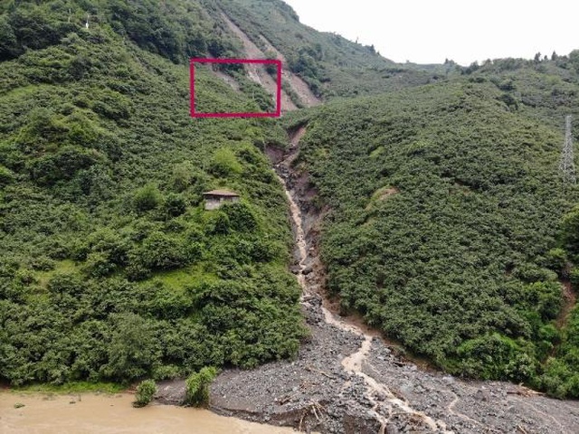 Giresun'da heyelan! Ahşap ev toprak altında kaldı: 1 kişi kayıp Giresun'da heyelan! Ahşap ev toprak altında kaldı: 1 kişi kayıp