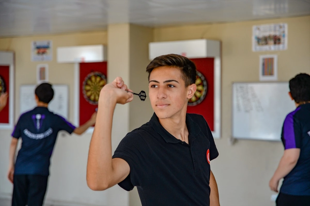16 yaşındaki Halil Can Yıldız, Elektronik Dart Avrupa Şampiyonası\'nda üst üste ikinci kez şampiyon oldu