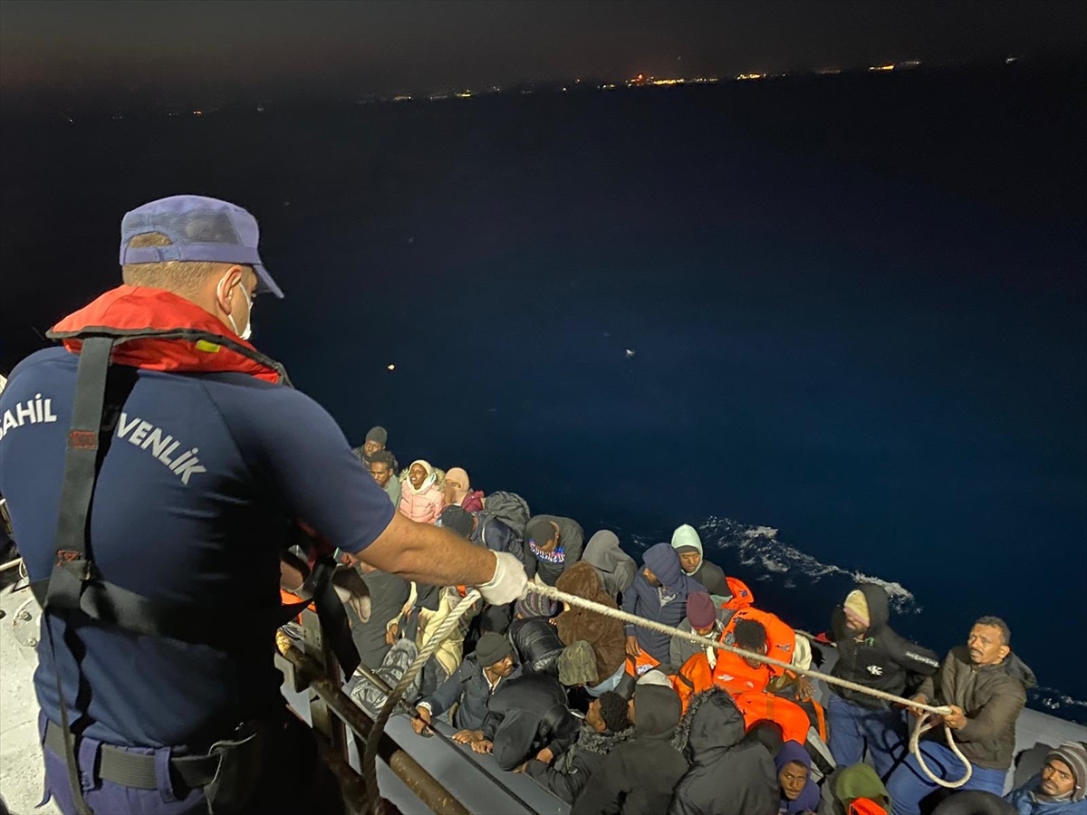 Yunanistan unsurları tarafından geri itilen 48 düzensiz göçmen kurtarıldı