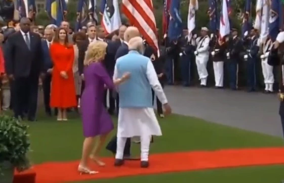 Joe Biden'ın Hindistan Başbakanı Narendra Modi'nin elini uzun süre bırakmayınca eşi ne yapacağını şaşırdı
