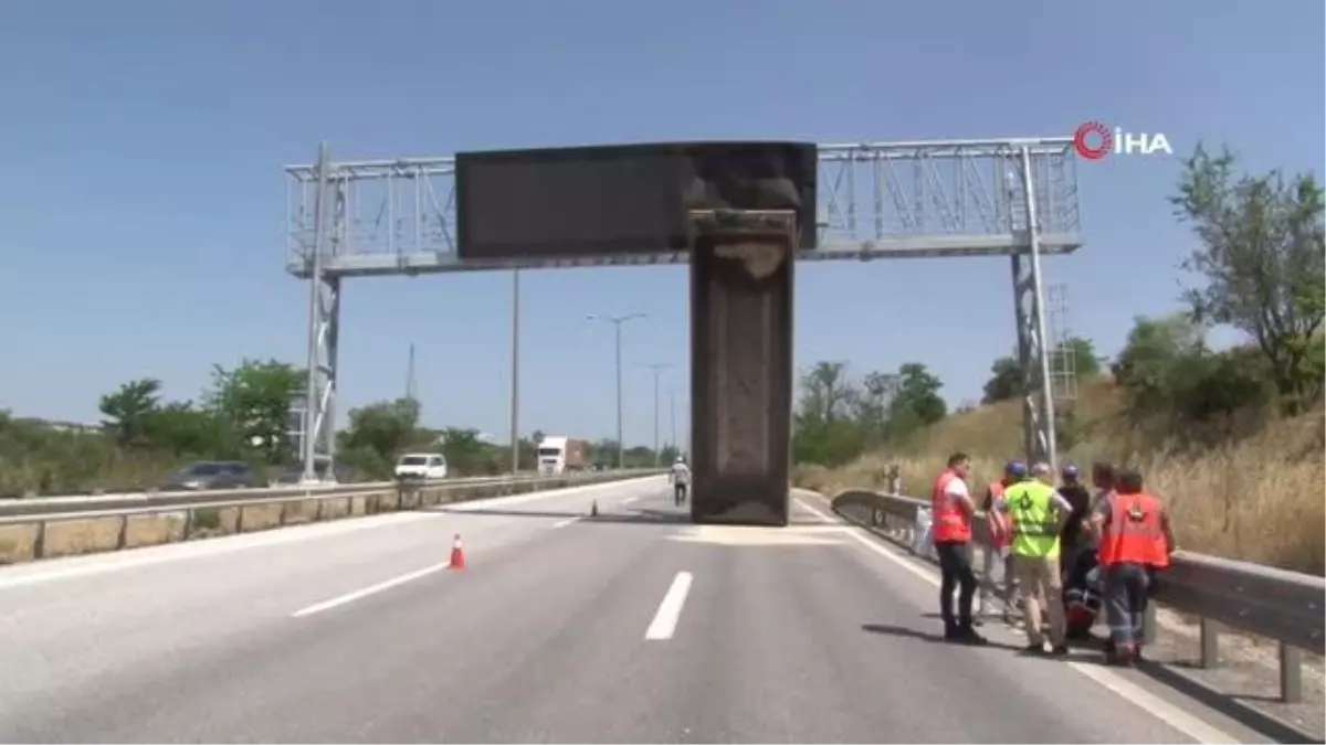 Edirne-Kapıkule karayolunda kamyonun damperi yön tabelasına çarptı