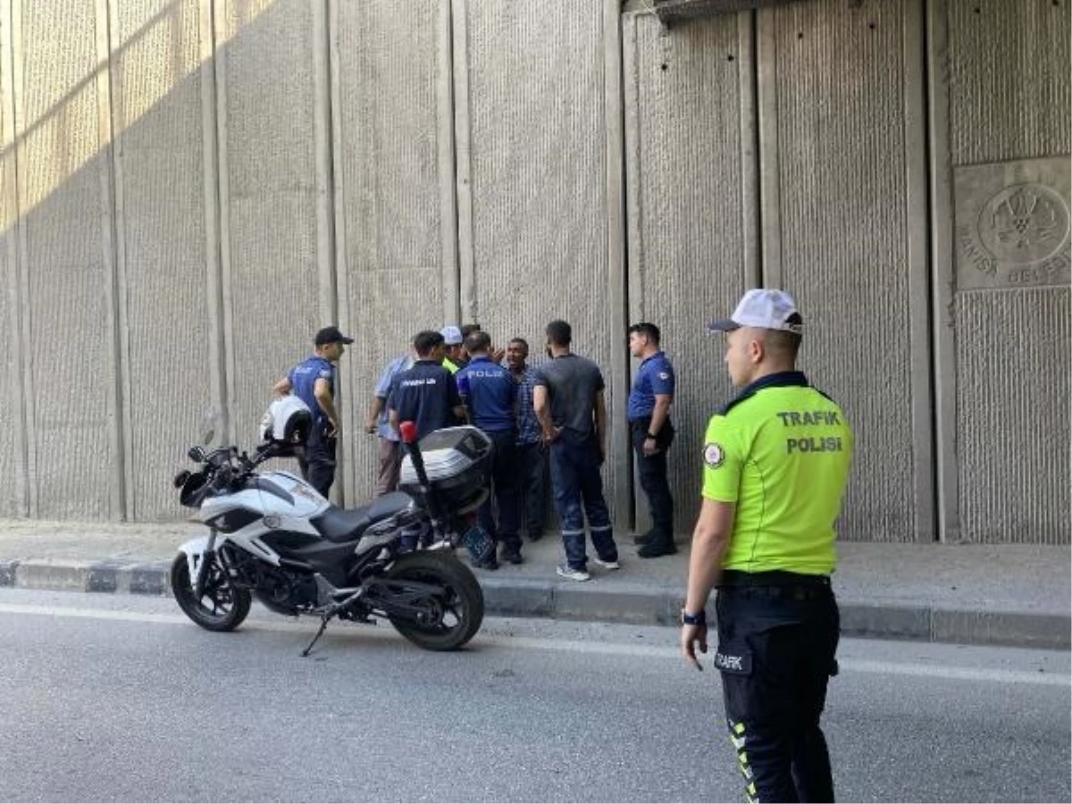 Manisa\'da kaza sonrası alkol testi yapmak isteyen polislere saldıran sürücü gözaltına alındı