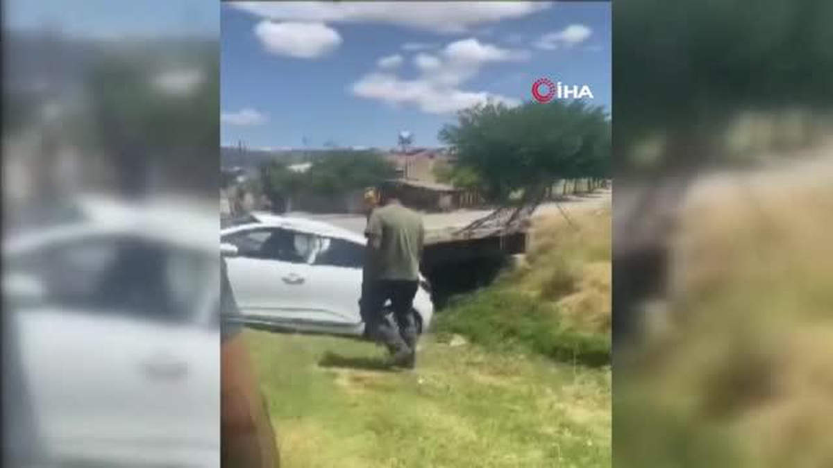 Elazığ\'da Kontrolden Çıkan Otomobil Dereye Uçtü: 1 Yaralı