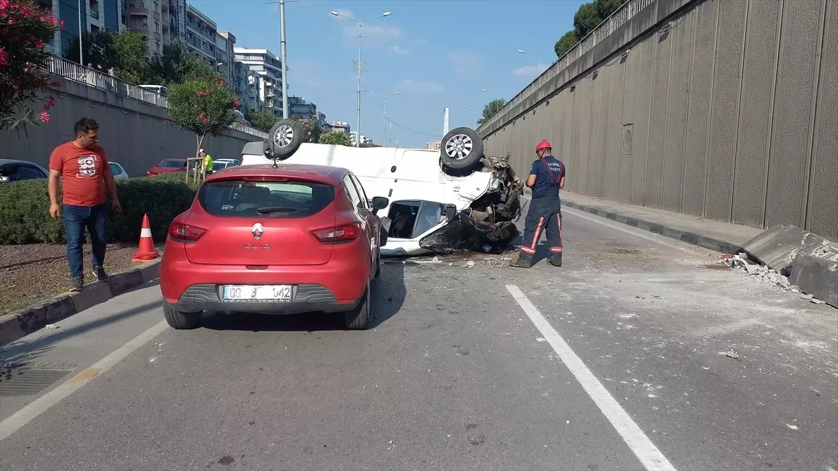 Manisa\'da minibüs üst geçitten düştü: 1 yaralı
