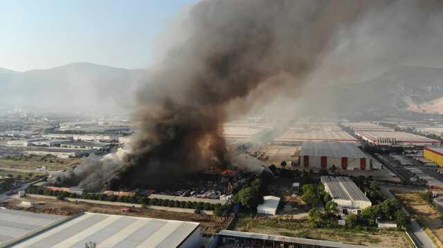 Manisa'daki fabrika yangını 16 saattir devam ediyor