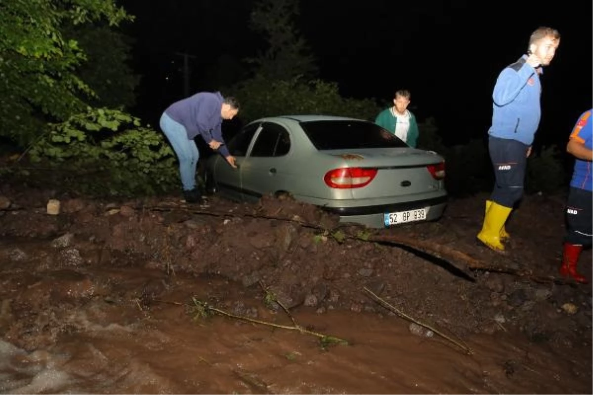 Ordu\'da sağanak yağışın yol açtığı taşkın ve heyelanlar sonucu 6 kişi kurtarıldı