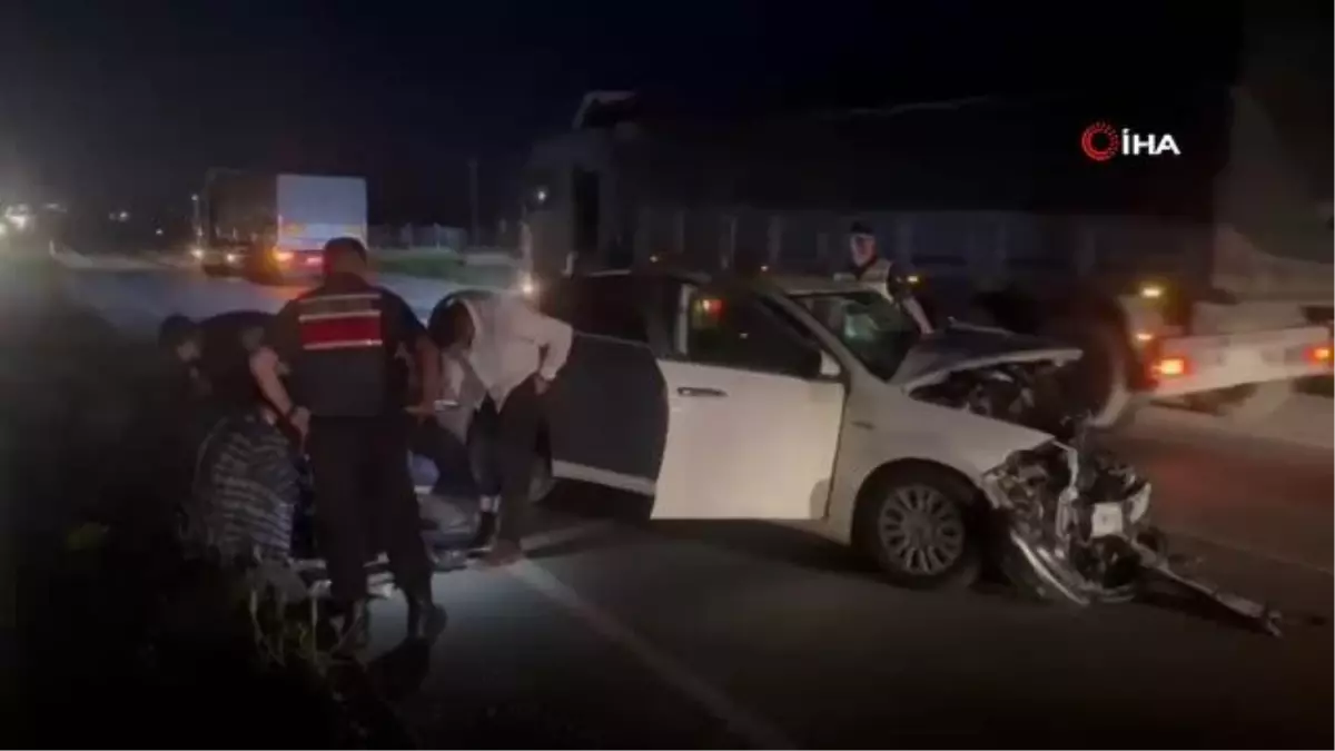 Otomobilin çarptığı traktör 3 parçaya bölündü, 2 kişi yaralandı