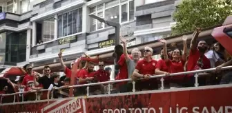 Yılyak Samsunspor, Basketbol Süper Ligi'ne yükselmenin sevincini şehir turuyla kutladı