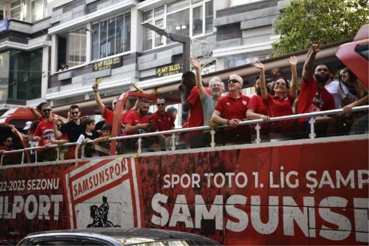 Yılyak Samsunspor, Basketbol Süper Ligi\'ne yükselmenin sevincini şehir turuyla kutladı