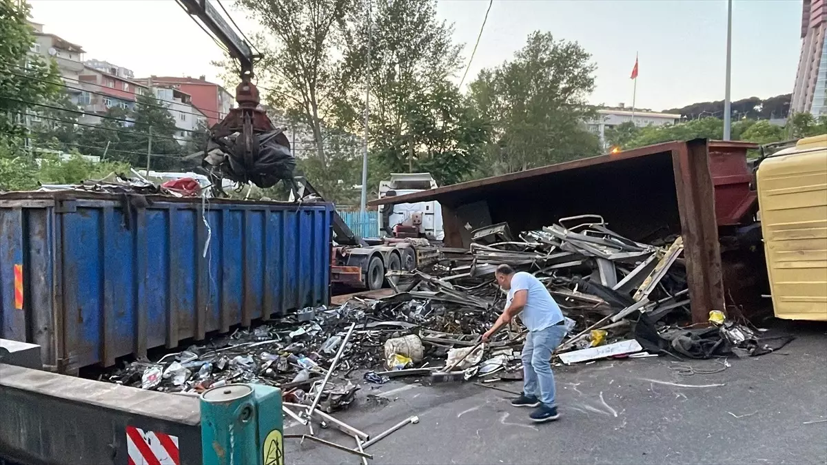 Sarıyer\'de hurda yüklü kamyon devrildi, sürücü yaralandı