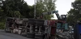 Sarıyer'de hurda yüklü kamyon devrildi: Şoför hafif yaralandı