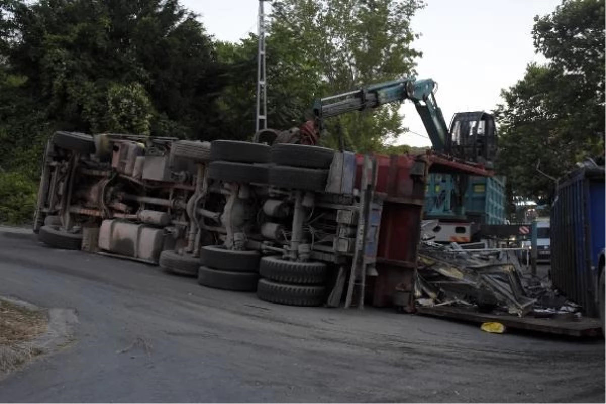 Sarıyer\'de hurda yüklü kamyon devrildi: Şoför hafif yaralandı